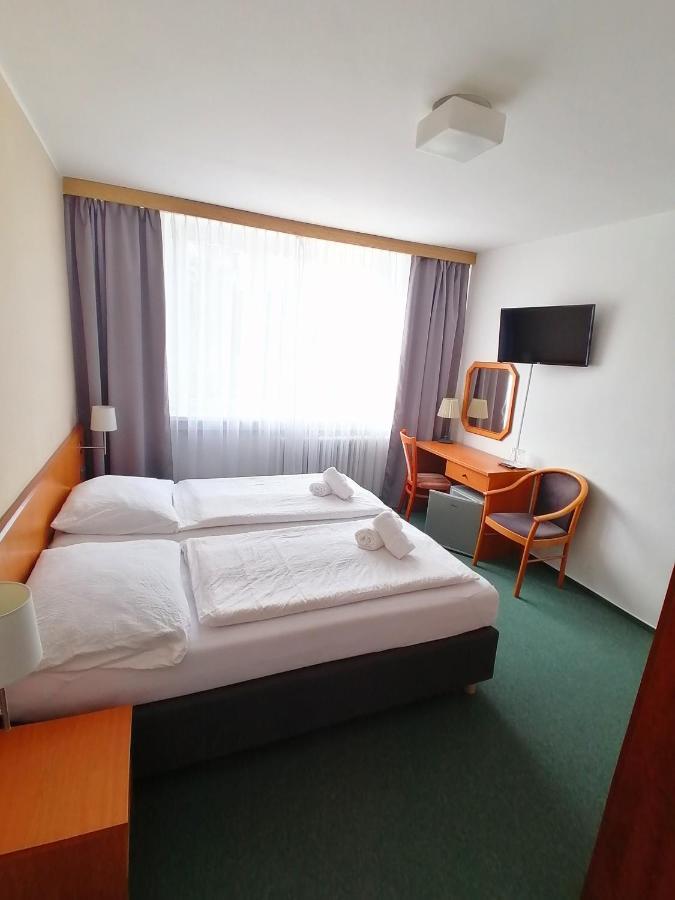 Horsky Hotel Jelenovska S Bazenem V Cene Valašské Klobouky Exterior foto