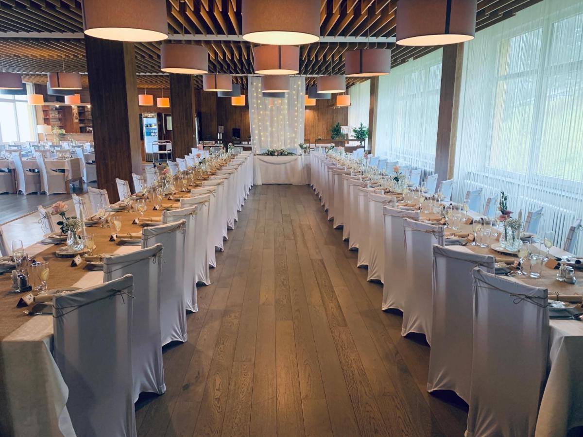 Horsky Hotel Jelenovska S Bazenem V Cene Valašské Klobouky Exterior foto
