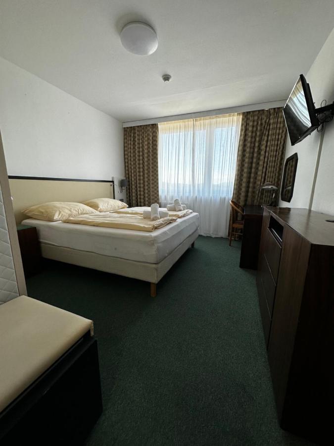 Horsky Hotel Jelenovska S Bazenem V Cene Valašské Klobouky Exterior foto