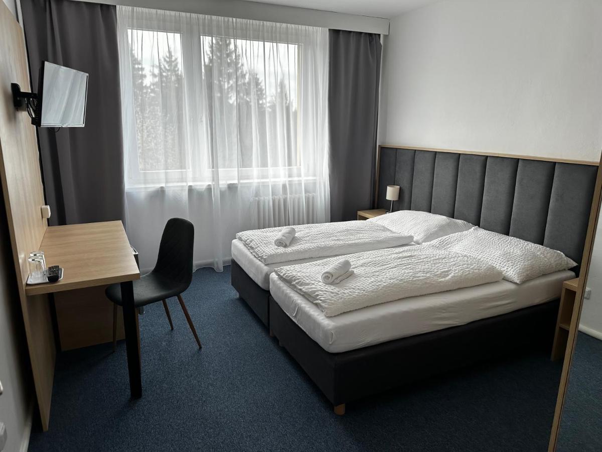 Horsky Hotel Jelenovska S Bazenem V Cene Valašské Klobouky Exterior foto