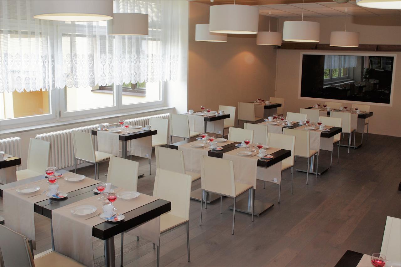 Horsky Hotel Jelenovska S Bazenem V Cene Valašské Klobouky Exterior foto