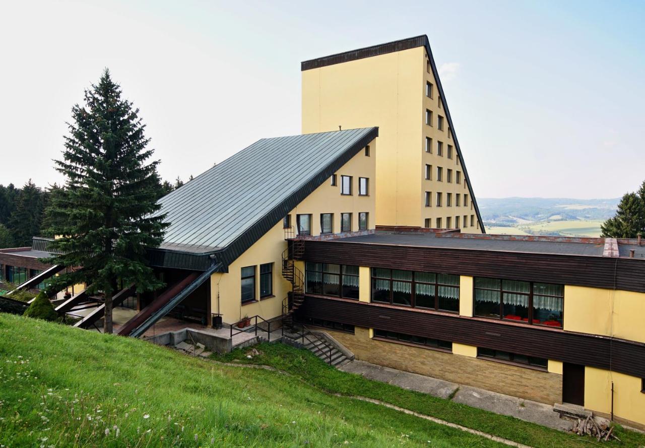 Horsky Hotel Jelenovska S Bazenem V Cene Valašské Klobouky Exterior foto