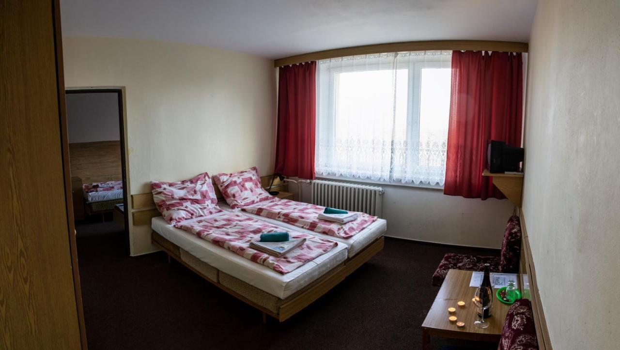 Horsky Hotel Jelenovska S Bazenem V Cene Valašské Klobouky Exterior foto