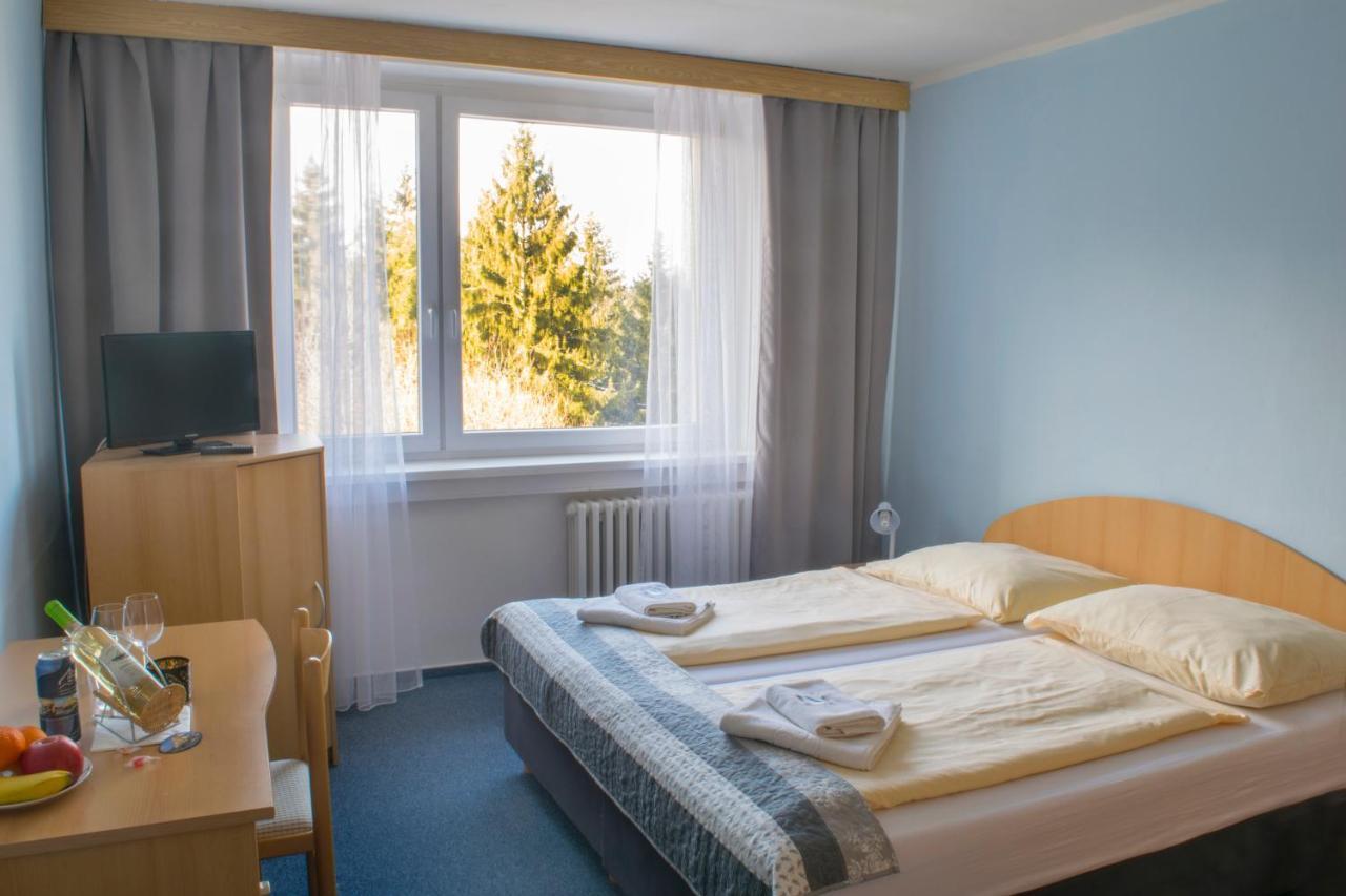 Horsky Hotel Jelenovska S Bazenem V Cene Valašské Klobouky Exterior foto